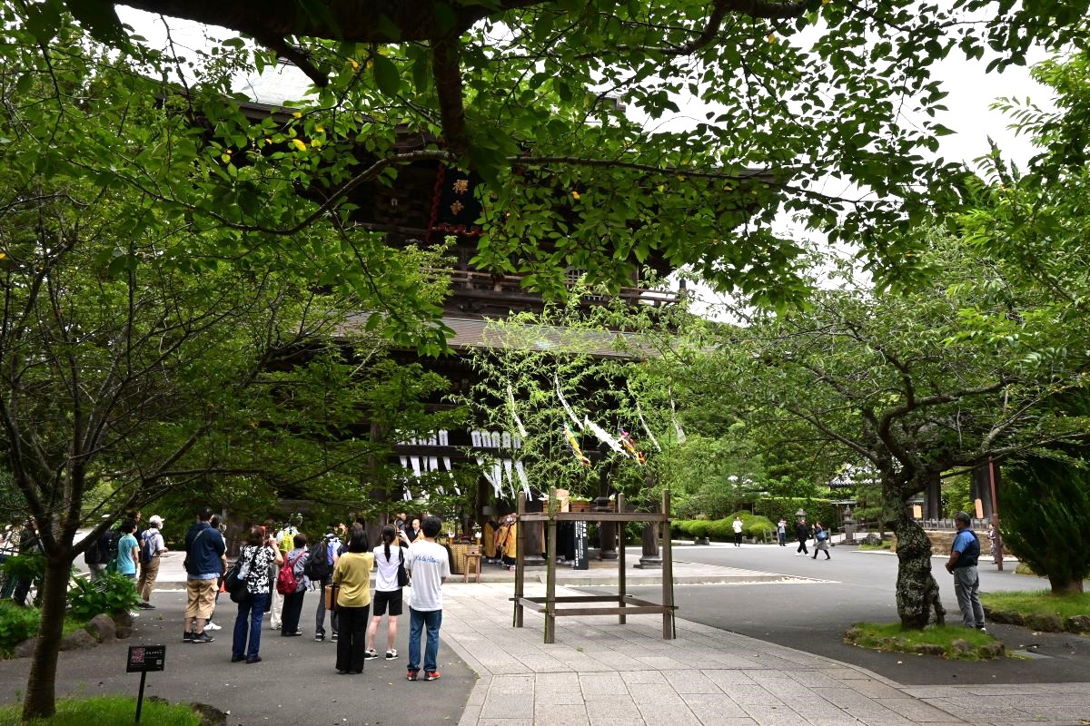 建長寺三門前の祭壇