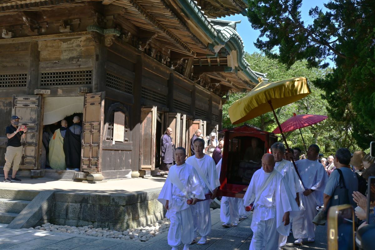 建長寺：輿に乗って仏殿を出る蘭渓道隆像