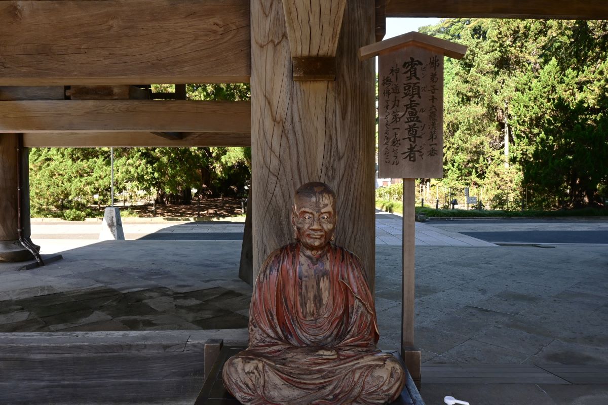 建長寺三門下の賓頭盧尊者（びんずるそんじゃ）像