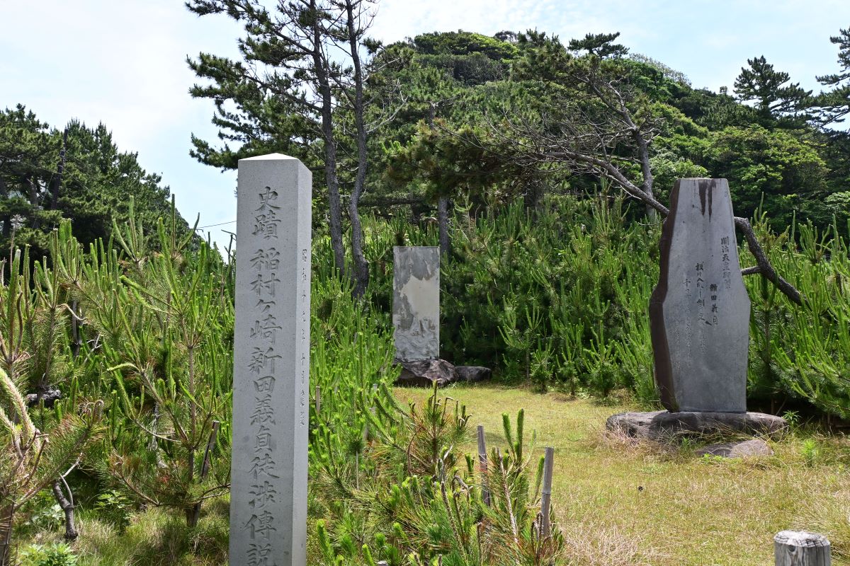 稲村ヶ崎新田義貞渡渉伝説の碑と明治天皇の碑