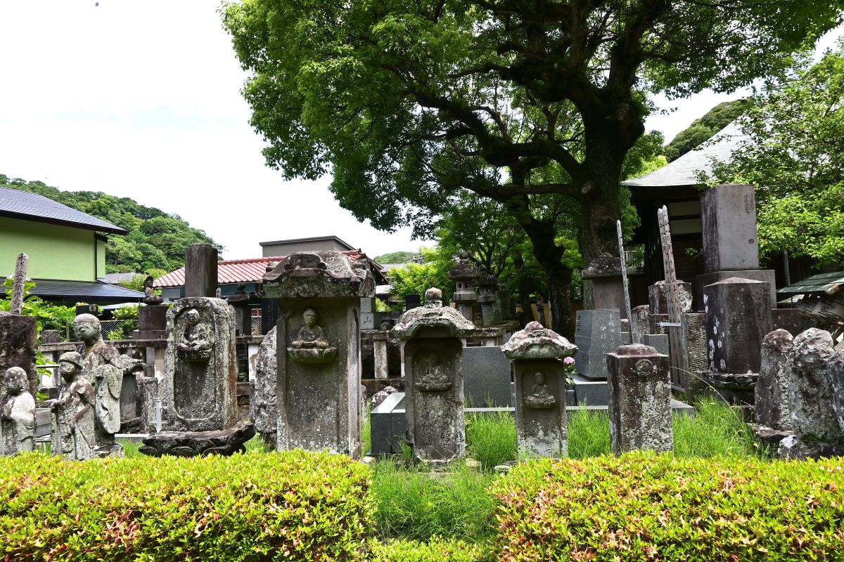 境内参道脇の石塔群